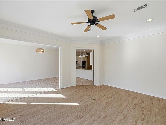 5th image of 290 Geneva Blvd