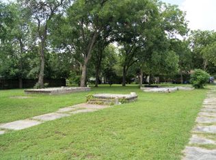 302 Maple St, Yoakum, TX 77995