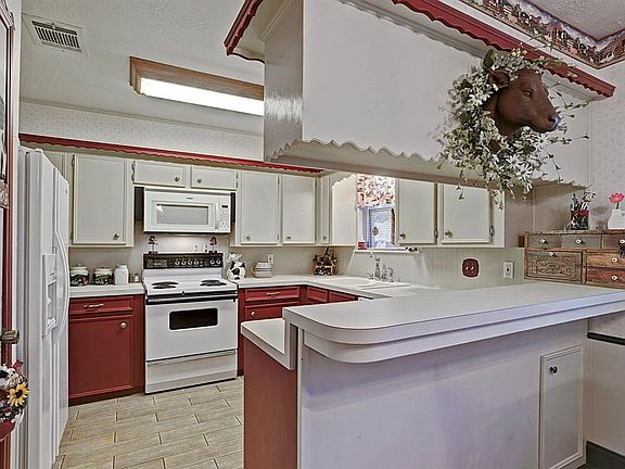 3rd image of 4811 Yellowstone Dr