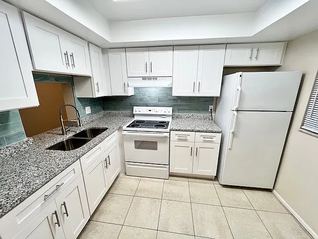 Devon Manor Apartments — Photo 6