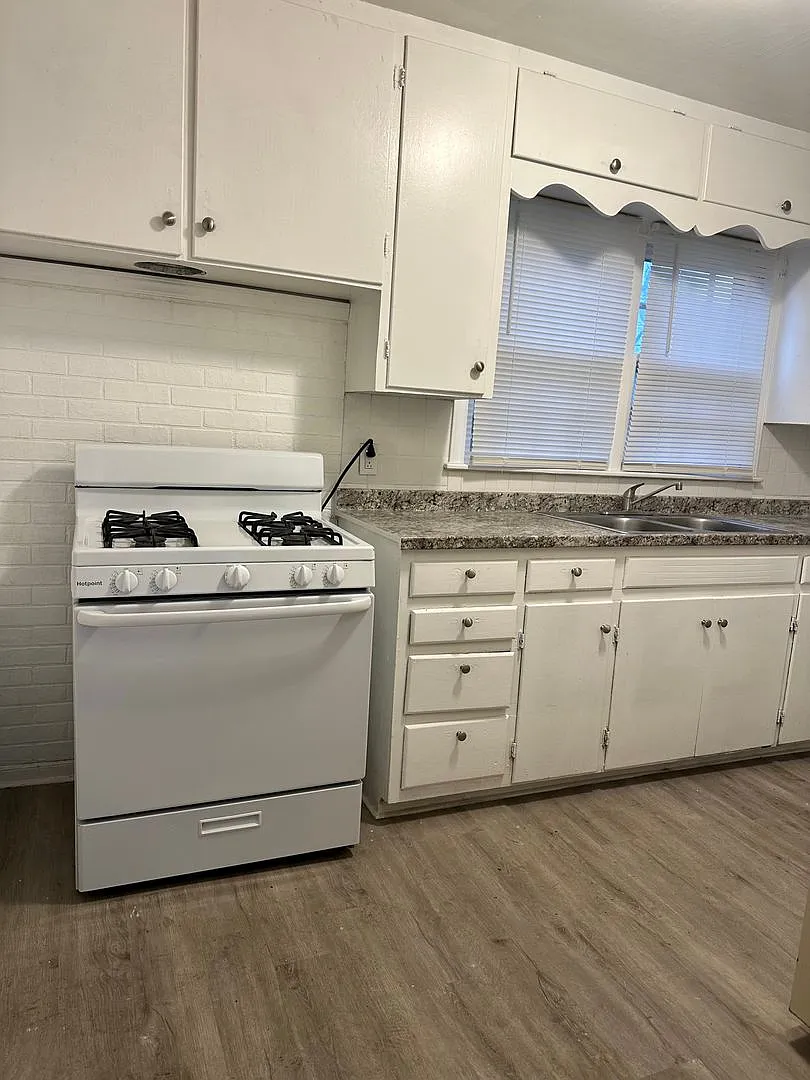 Cute 2 Bedroom Bungalow Coming Soon — Photo 4