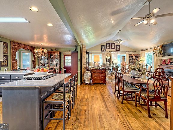 4th image of 476 Franklin St