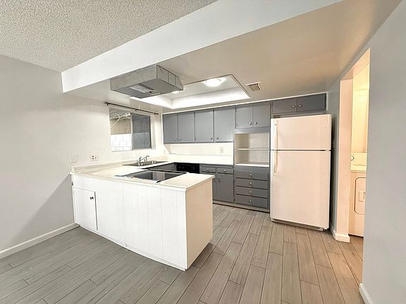 3rd image of 530 E 4th Pl