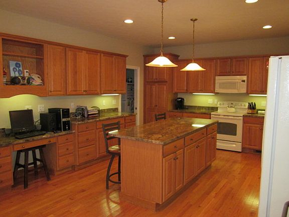 3rd image of 610 Lynhurst Ave