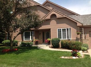 8509 S Country Club Dr, Franklin, WI 53132