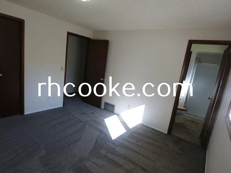 5711 N Greenwood Blvd — Photo 7