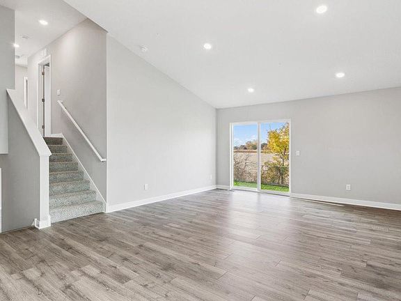 5th image of 17460 Dulles Ln