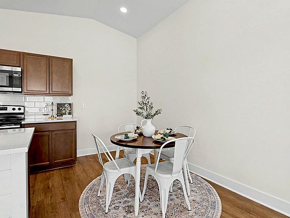 4th image of 3827 S Bluelake Ct