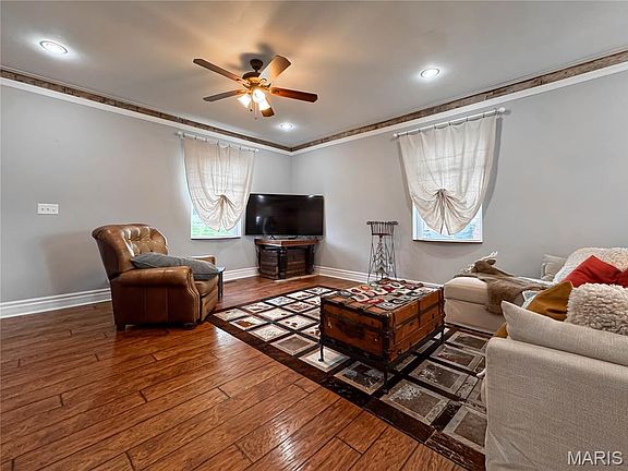4th image of 308 Walnut St