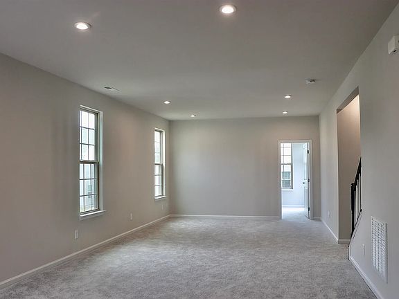 3rd image of 224 Hopewell Ln