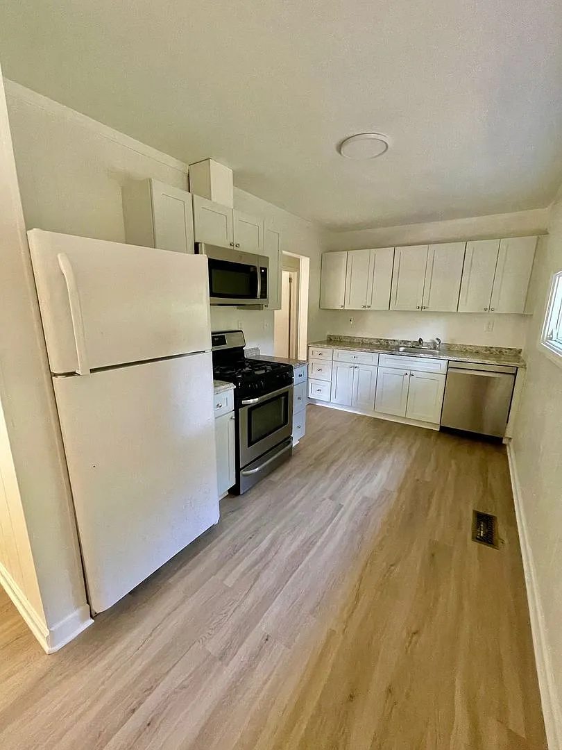 This charming single-family residence with 3 bedrooms and 1.5 bath home is Located in the Wood Hi... — Photo 4