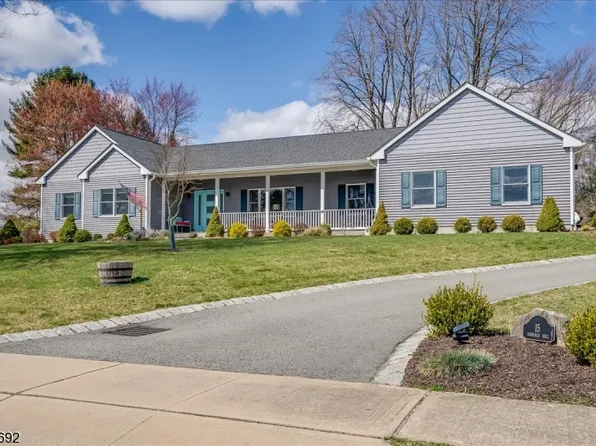 15 Carriage Hill Dr, Washington Twp., NJ 07853