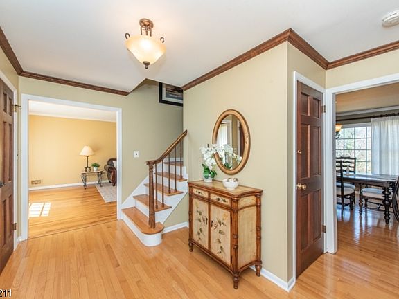 3rd image of 5 Robin Hill Rd