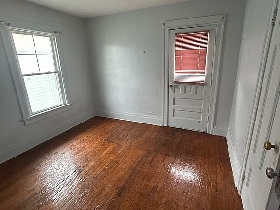 3rd image of 907 Dewey Ave