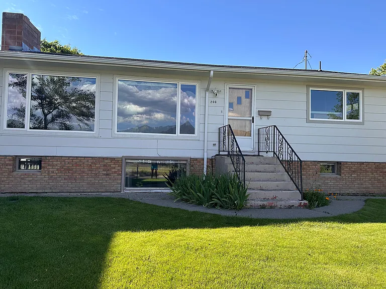 205 E Chinook St — Photo 1
