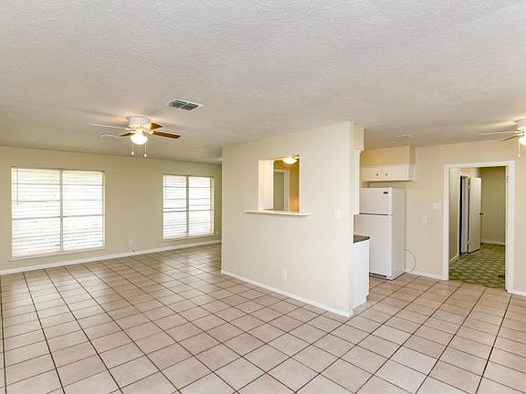 3rd image of 4006 Manhattan Dr