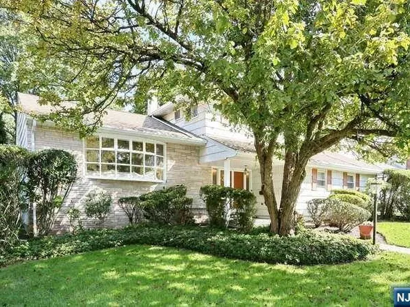 147 Country Club Dr, Oradell, NJ 07649