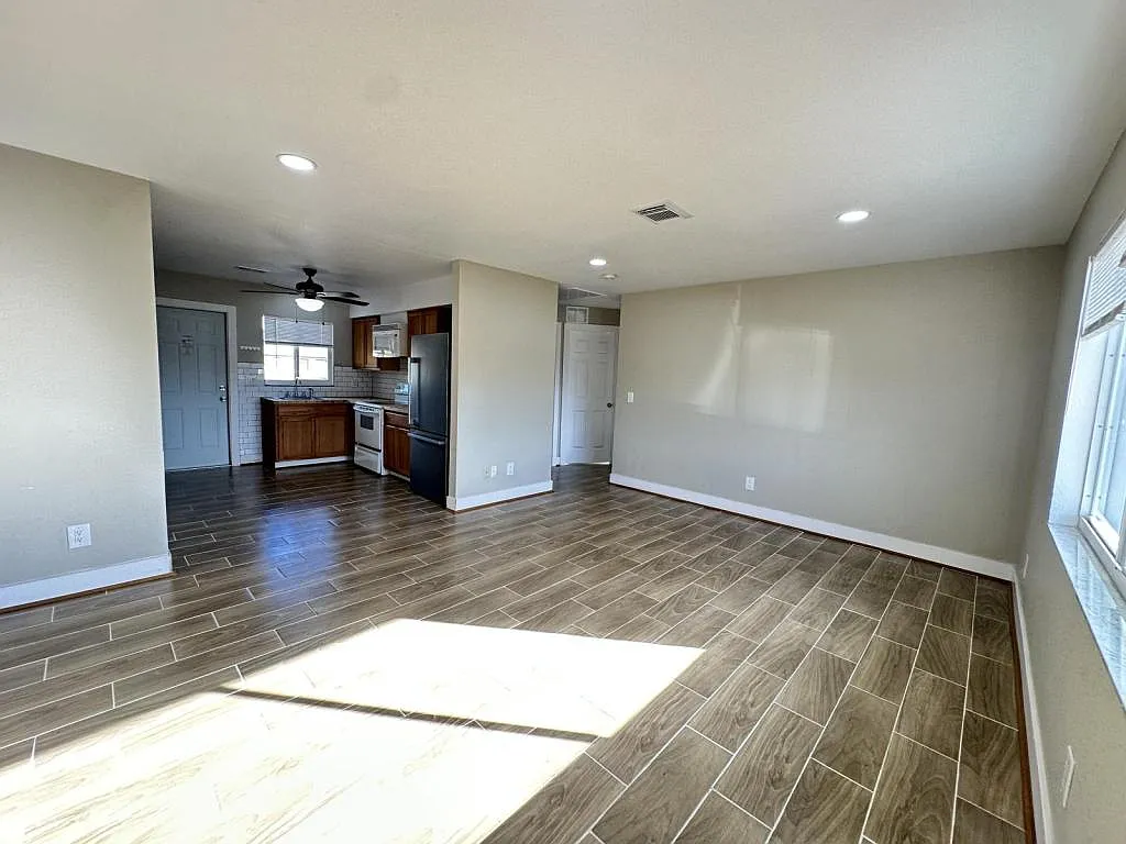 127 Gordon Ave S — Photo 2