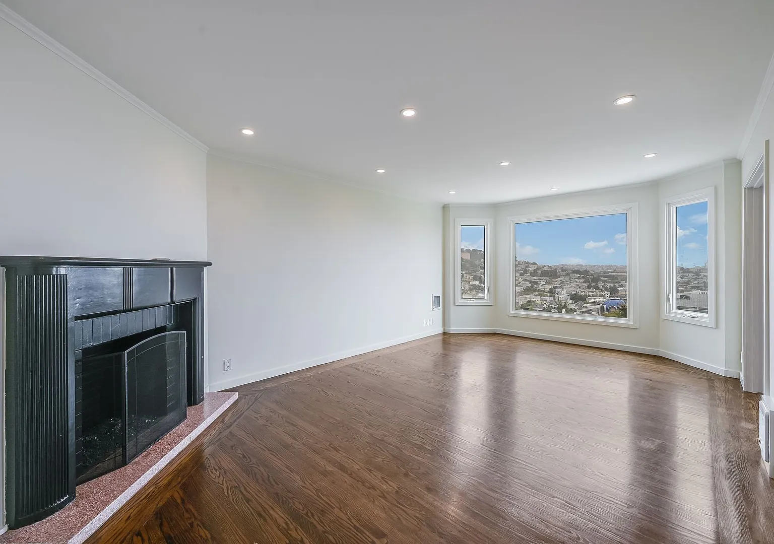 Panoramic SF Views, Elevated Cul-de-Sac Home in Eureka Valley — Photo 3