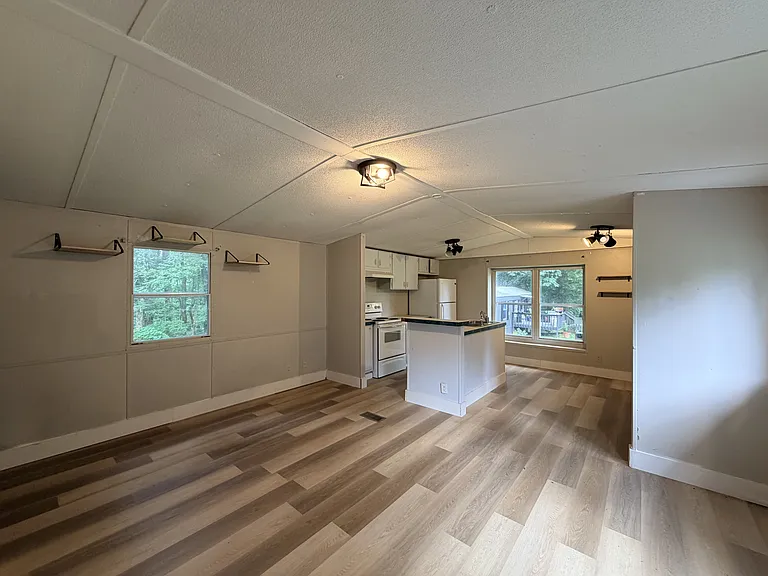 147 Phillips Ln — Photo 4