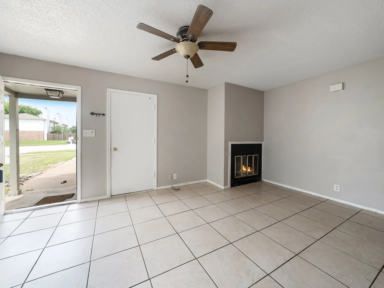 2 bed, 1.5 bath, 2304 sqft, $1,400 — Photo 2