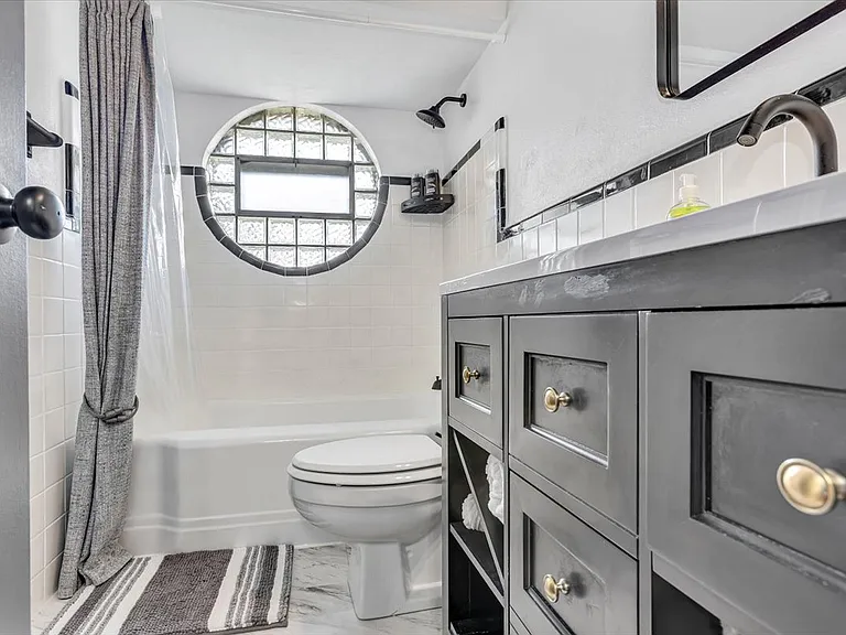 Full bathroom (bathtub/shower combination, single vanity)