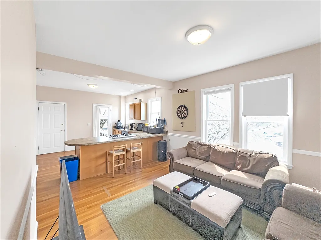 4 bed, 1.0 bath, 1300 sqft, $4,350 — Photo 2