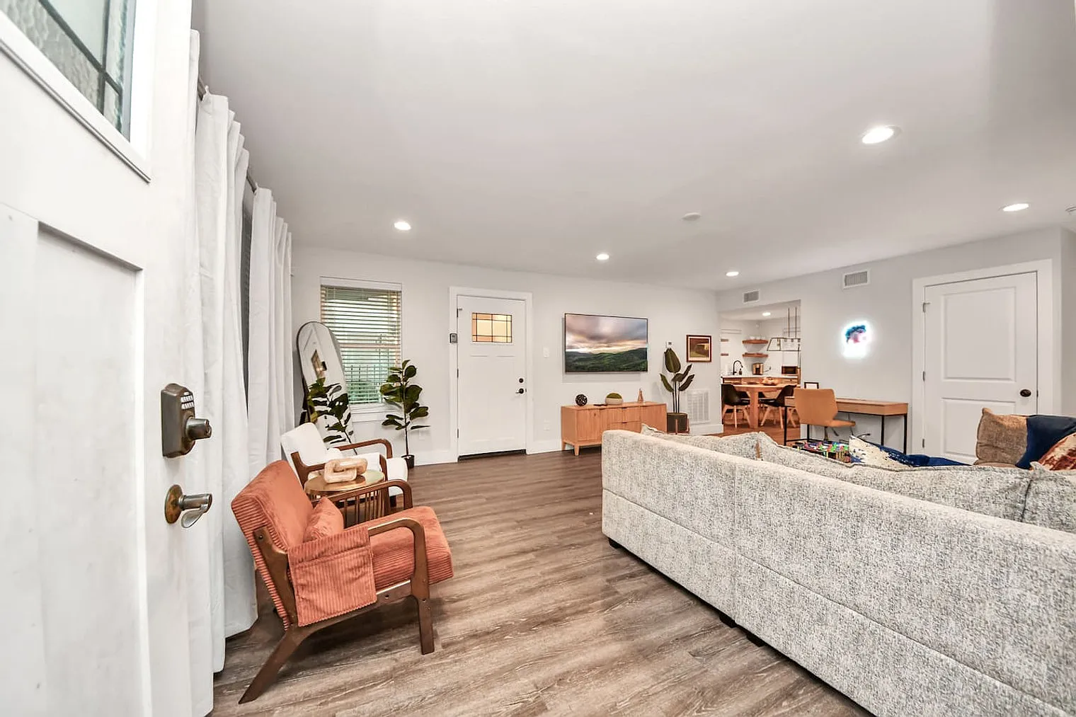3 bed, 2.0 bath, 1399 sqft, $4,008 — Photo 3