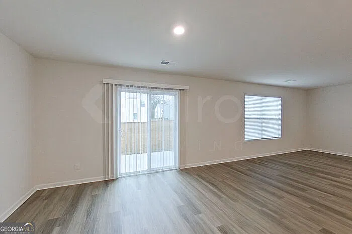 4 bed, 2.5 bath, 1927 sqft, $2,075 — Photo 2