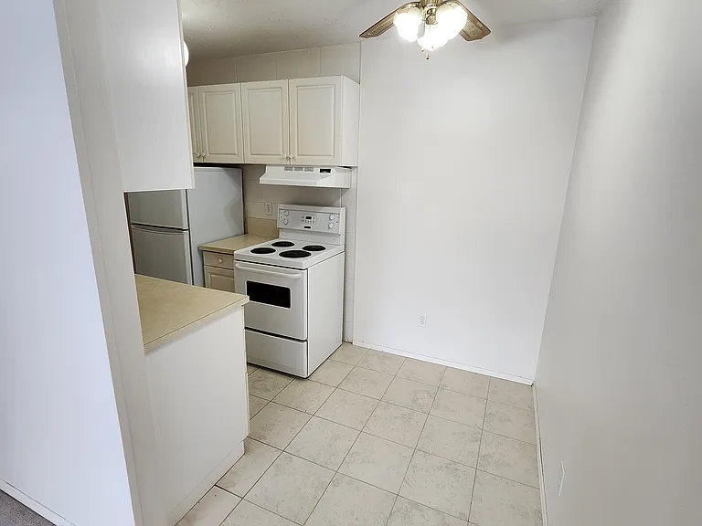 7627 4a St SW — Photo 5