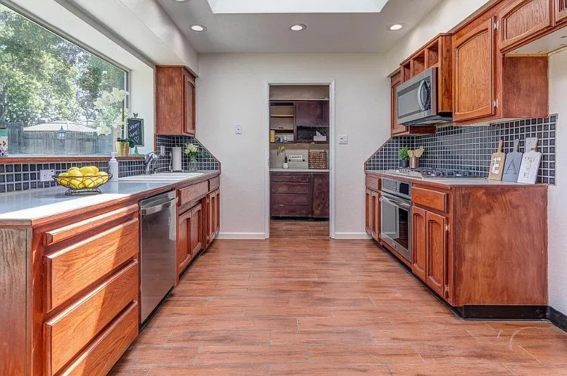 3 bed, 1100 sqft, $2,500 — Photo 2