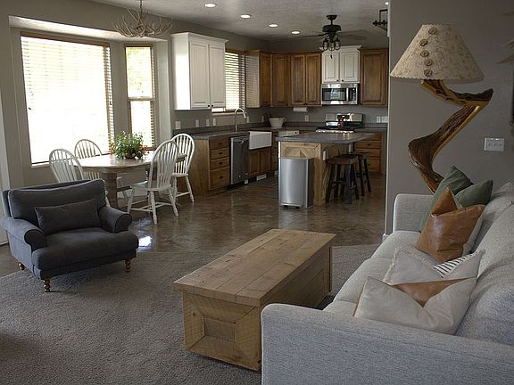 4th image of 1479 Riley Dr