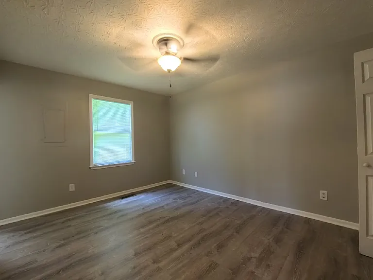 504 Willow Ln — Photo 10