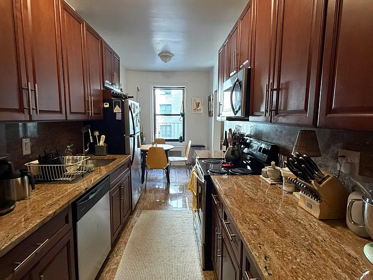 1035 Washington Ave #2G — Photo 2