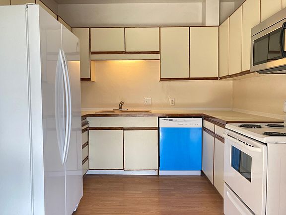 Kitchen - Brand new Dishwasher, microwave and fridge.