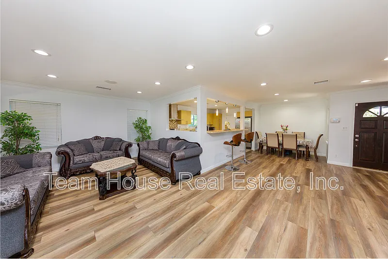 3 bed, 2.0 bath, 1461 sqft, $3,695 — Photo 4