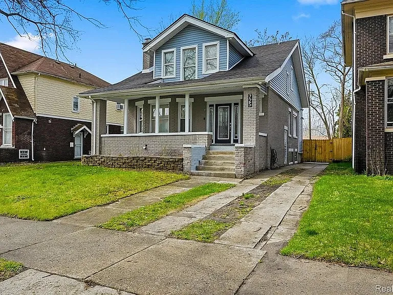 725 Lakewood St — Photo 2