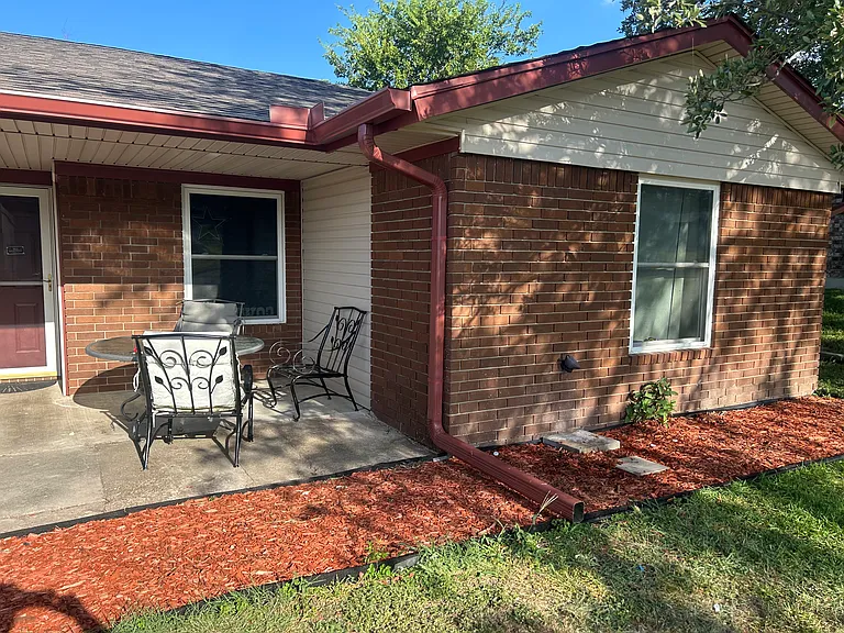 216 Spur Dr — Photo 1