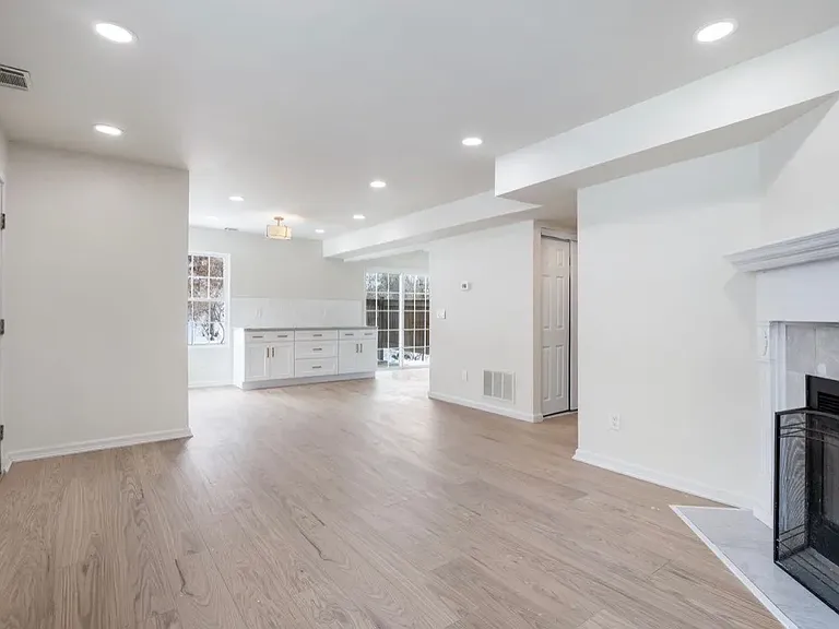 1221 Whispering Hills Dr — Photo 4