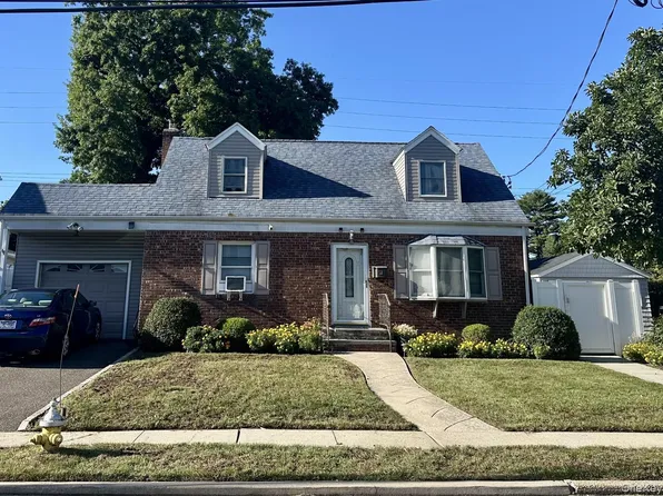 15 Lexington Avenue, Westbury, NY 11590