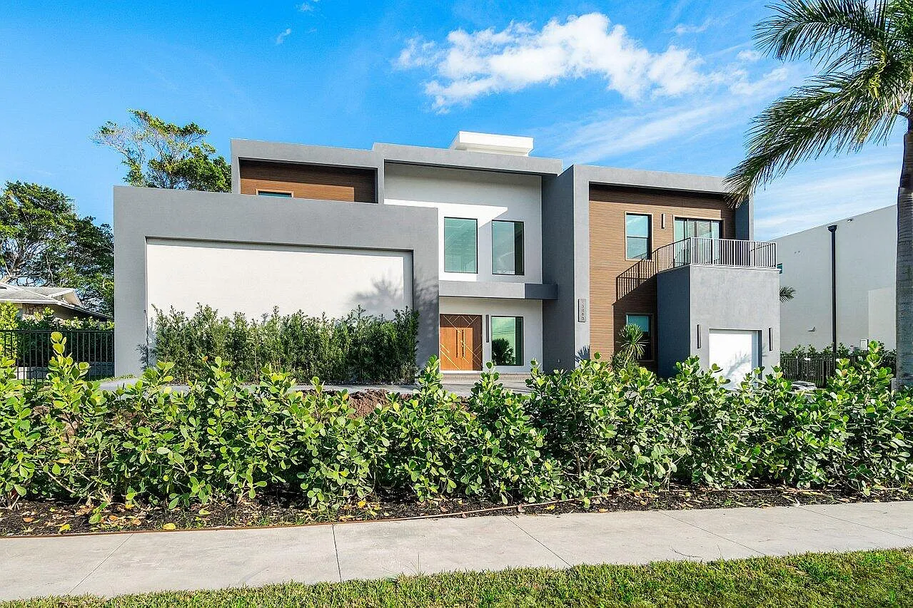 6 bed, 5.5 bath, 4706 sqft, $38,000 — Photo 2
