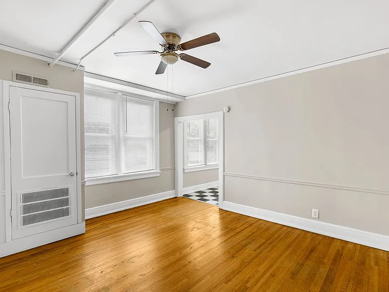 Charleston Court — Photo 10