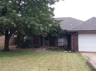 2104 Summer Hollow Ln, Edmond, OK 73013