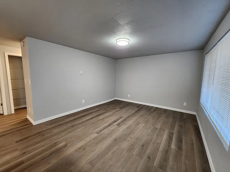 819 E 2nd St #1 — Photo 9