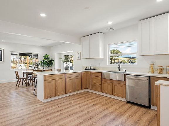 4th image of 1100 W 50th St
