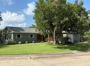 204 Chestnut St, Lake Jackson, TX 77566