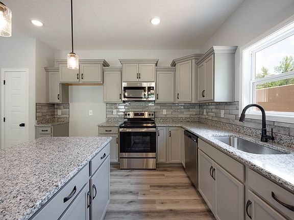 4th image of 392 Barry Dr