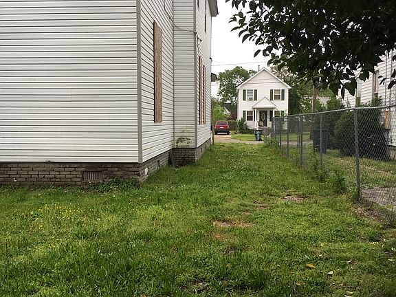 3rd image of 220 W 28th St