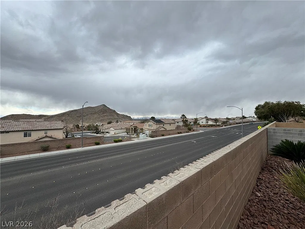 3 bed, 2.0 bath, 1965 sqft, $2,250 — Photo 3