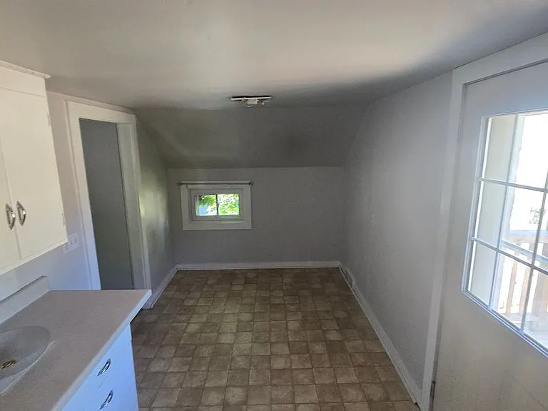 490 & 492 McHenry St — Photo 4